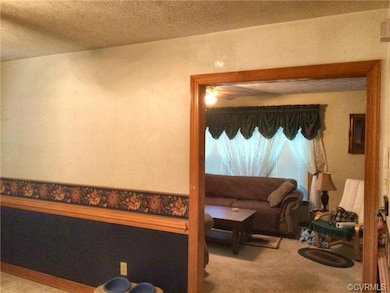 Double door entry from Kitchen to Family Room!