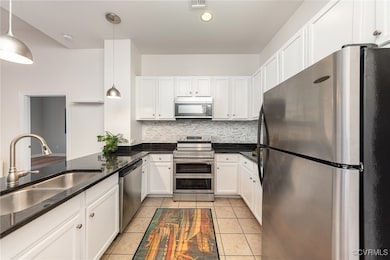 Top of the line dual oven with air fryer, new dish