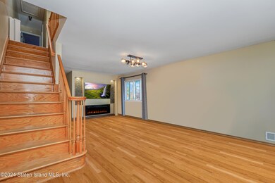 (3) LIVING ROOM