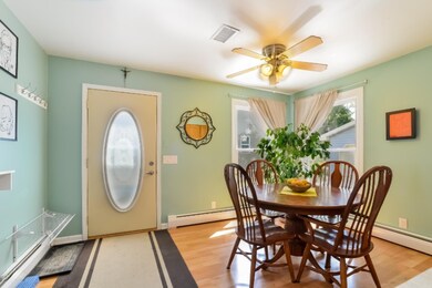 007-Dining_Room-3103582-medium
