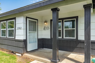 Entry porch perfect for evening sitting