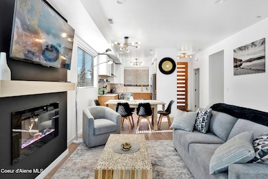 24-web-or-mls-SkyLight - Cassandra-27