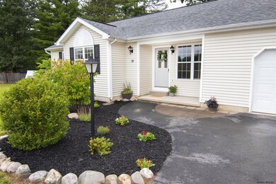 19 Oxford Dr, Saratoga Springs, NY 12866 - photo 4