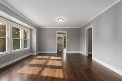 Original box bay and gorgeous wood floors