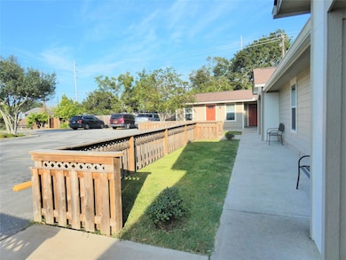 507 Houston St unit 4, Rosenberg, TX 77471 - photo 3