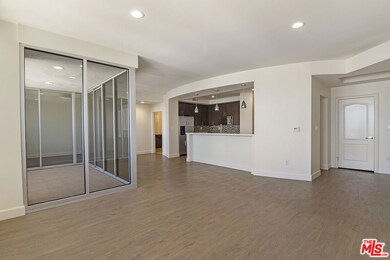 5670 Wilshire Blvd unit PH3, Los Angeles, CA 90036 - photo 6