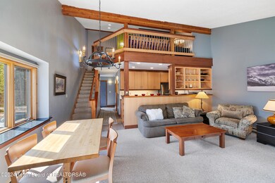 Light and spacious end unit!