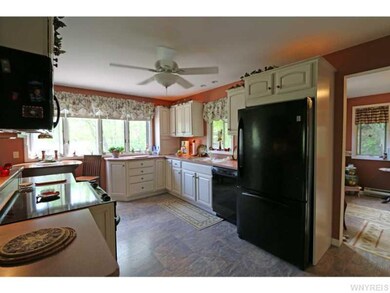 Kitchen. enter into the kitchen from the foyer, la