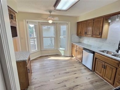 1121 NE Ridgeview Dr, Lees Summit, MO 64086 - photo 5