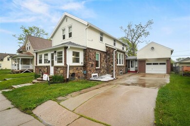 1027 9th St NW, Cedar Rapids, IA 52405 - photo 2
