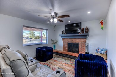 7 Living Room photo a