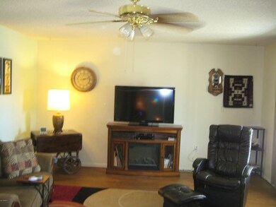 FAMILY ROOM W/CEILING FAN