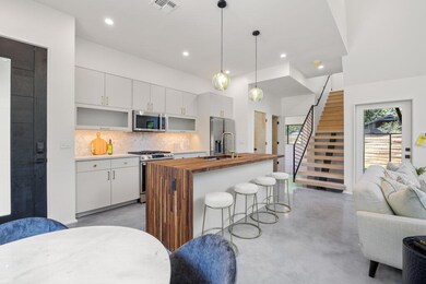 Kitchen with appliances with stainless steel fini