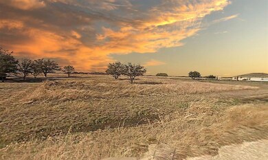 19088 White Bluff Dr, Whitney, TX 76692 - photo 2