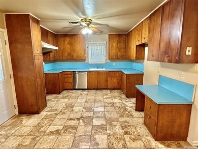 304 Line Dr, Gainesville, TX 76240 - photo 5