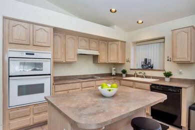 1001 W Ross Ave-large-007-9-Kitchen-1500