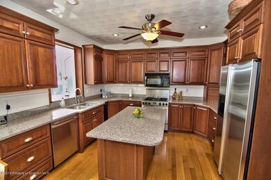 913 Parkview Rd, Moscow, PA 18444 - photo 3