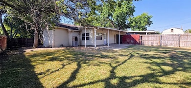 730 Pinehill Ln, Grand Prairie, TX 75052 - photo 3