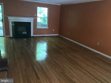 7108 Mahogany Dr, Hyattsville, MD 20785 - photo 4