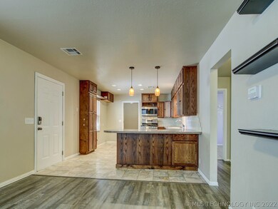 813 S Russell St, Skiatook, OK 74070 - photo 6