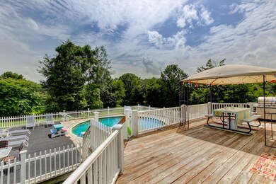 Huge Deck for Outdoor Entertaining