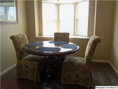 Spacious Eat in Kitchen Area with Baywindow