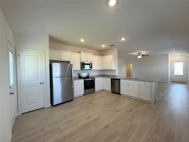 128 Paria Ct, Jarrell, TX 76537 - photo 4