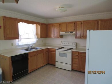 2945 Sharron Dr, Asheboro, NC 27205 - photo 4