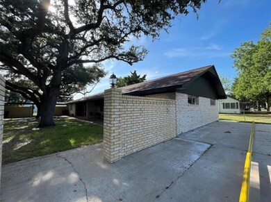 910 Avenue H, Bay City, TX 77414 - photo 3