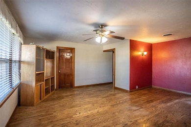 302 E Tom Stafford St, Weatherford, OK 73096 - photo 4