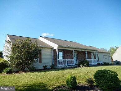 327 Dogwood Ln, New Holland, PA 17557 - photo 2