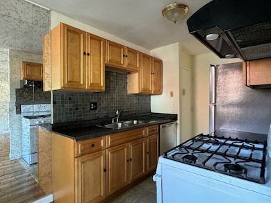 25 Regency Park Dr unit 25, Agawam, MA 01001 - photo 2