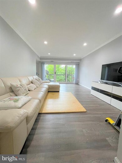 9715 Kings Crown Ct unit 201, Fairfax, VA 22031 - photo 3