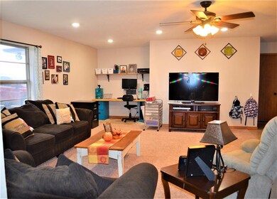 Nice Open Living, Work Cubby area or Nook for Read