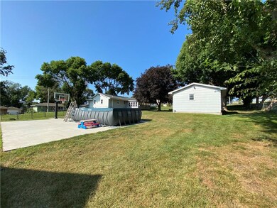 304 W Park Ave, Runnells, IA 50237 - photo 3