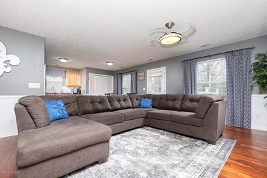 9102 Woodhold Ct, Louisville, KY 40291 - photo 5