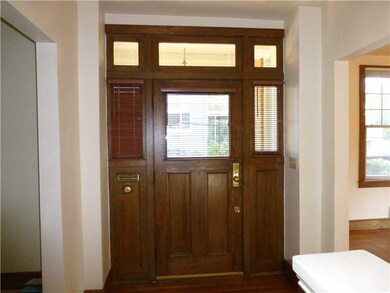 Entry/Foyer.