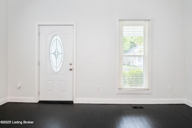 631 Lynn St-16