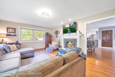(4) MAIN FLOOR Living Room