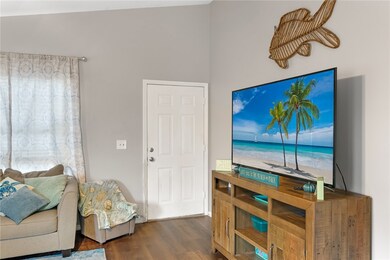 Living Room/Entry