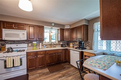 Plenty of kitchen cabinets and counter space!