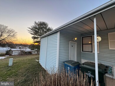 923 Kelly Dr, Mount Wolf, PA 17347 - photo 5