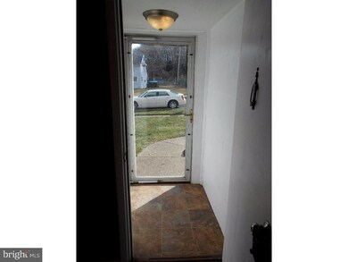 81 Roundwood Ln, Levittown, PA 19055 - photo 5