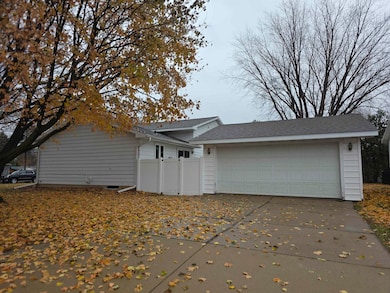 873/875 Lincoln Ave, Prairie Du Sac, WI 53578 - photo 2