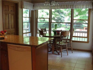 Kitchen. Eat-In Kitchen w/Breakfast Bar, Oak Cabin