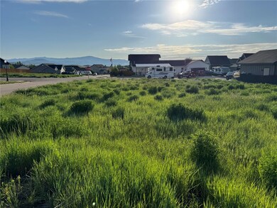 View of yard with a residential view and a mountai