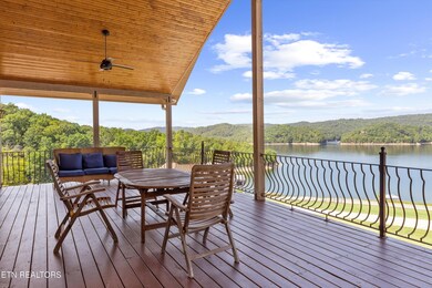 CLUBHOUSE PICNIC DECK