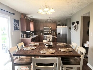 548 Southern Pines Dr, Whiteland, IN 46184 - photo 2