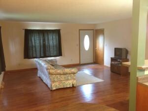 1122 Oakview Dr, Columbus Junction, IA 52738 - photo 3