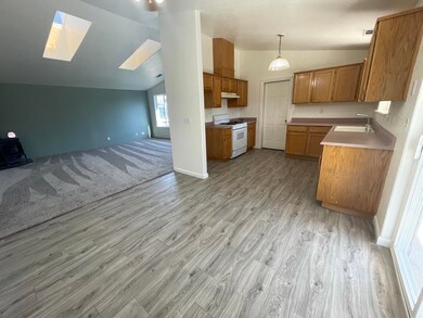 931 Fairfield Cir, Central Point, OR 97502 - photo 6